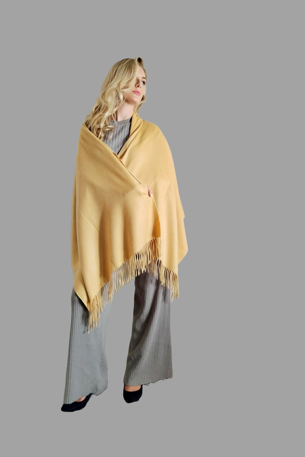 Schal aus 100 % Kaschmir in heller Kamelfarbe
