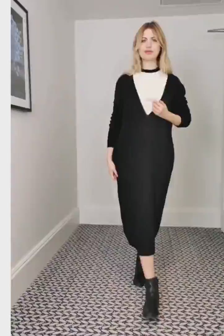 Langes Kleid aus 100 % Merinowolle. Tiefer V-Ausschnitt mit langen Ärmeln in klassischem Schwarz