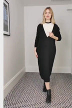 Langes Kleid aus 100 % Merinowolle. Tiefer V-Ausschnitt mit langen Ärmeln in klassischem Schwarz